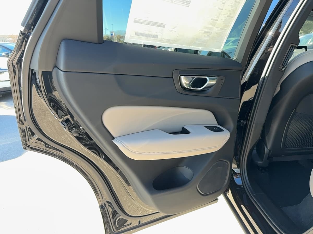 2026 Volvo XC60 - Image 13