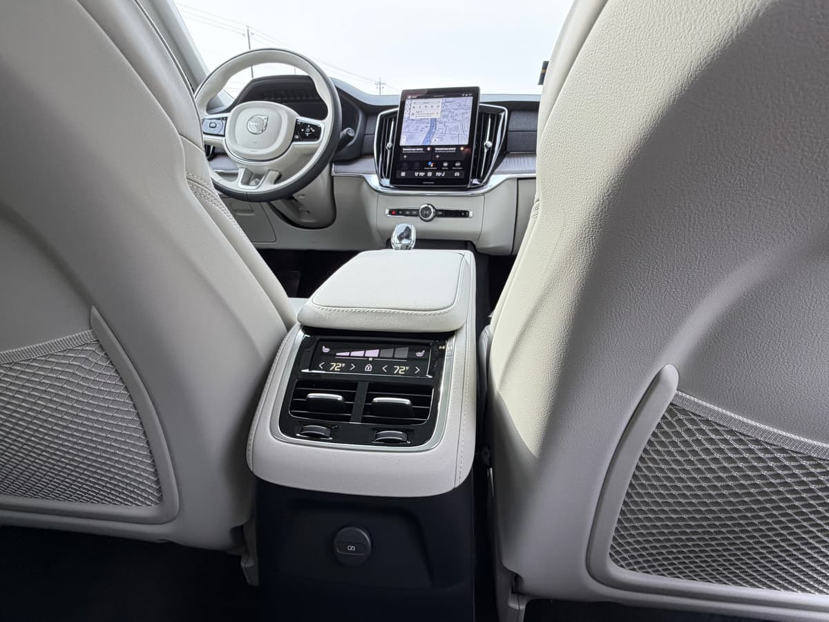 2026 Volvo XC90 plug-in hybrid - Image 12