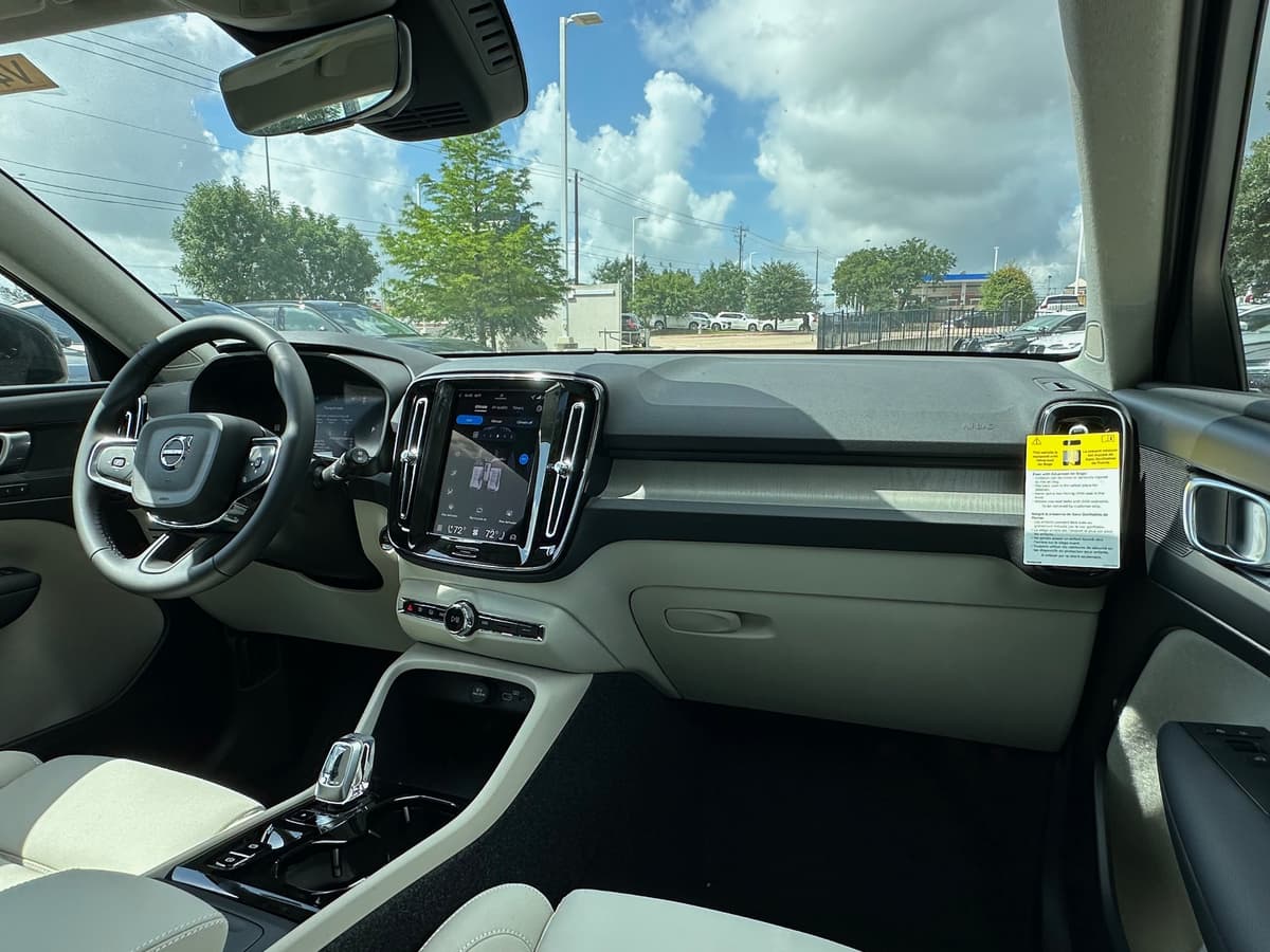 2026 Volvo XC40 - Image 10