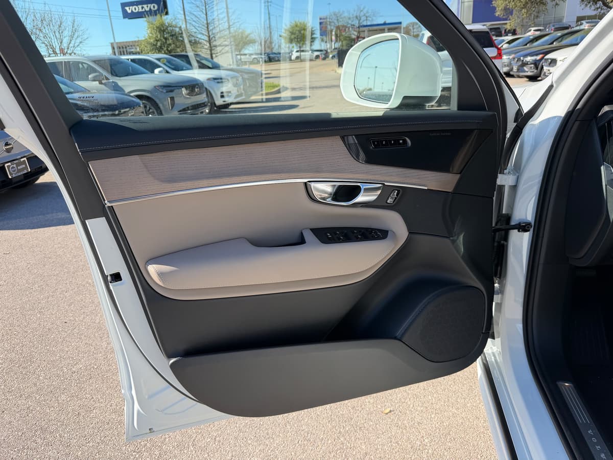 2026 Volvo XC90 plug-in hybrid - Image 18