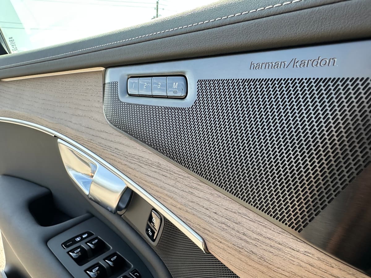 2025 Volvo XC90 plug-in hybrid - Image 18