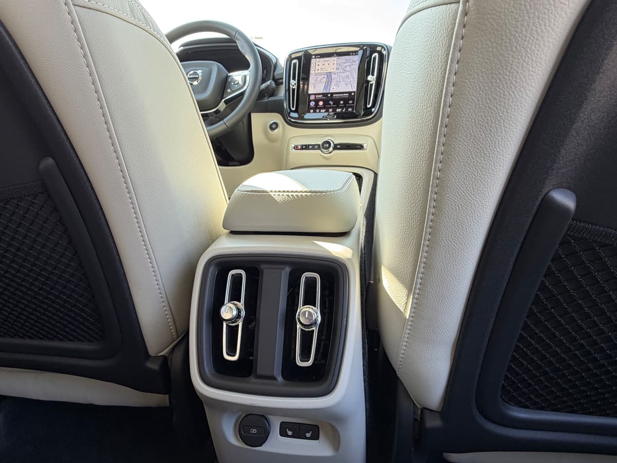 2026 Volvo XC40 - Image 11