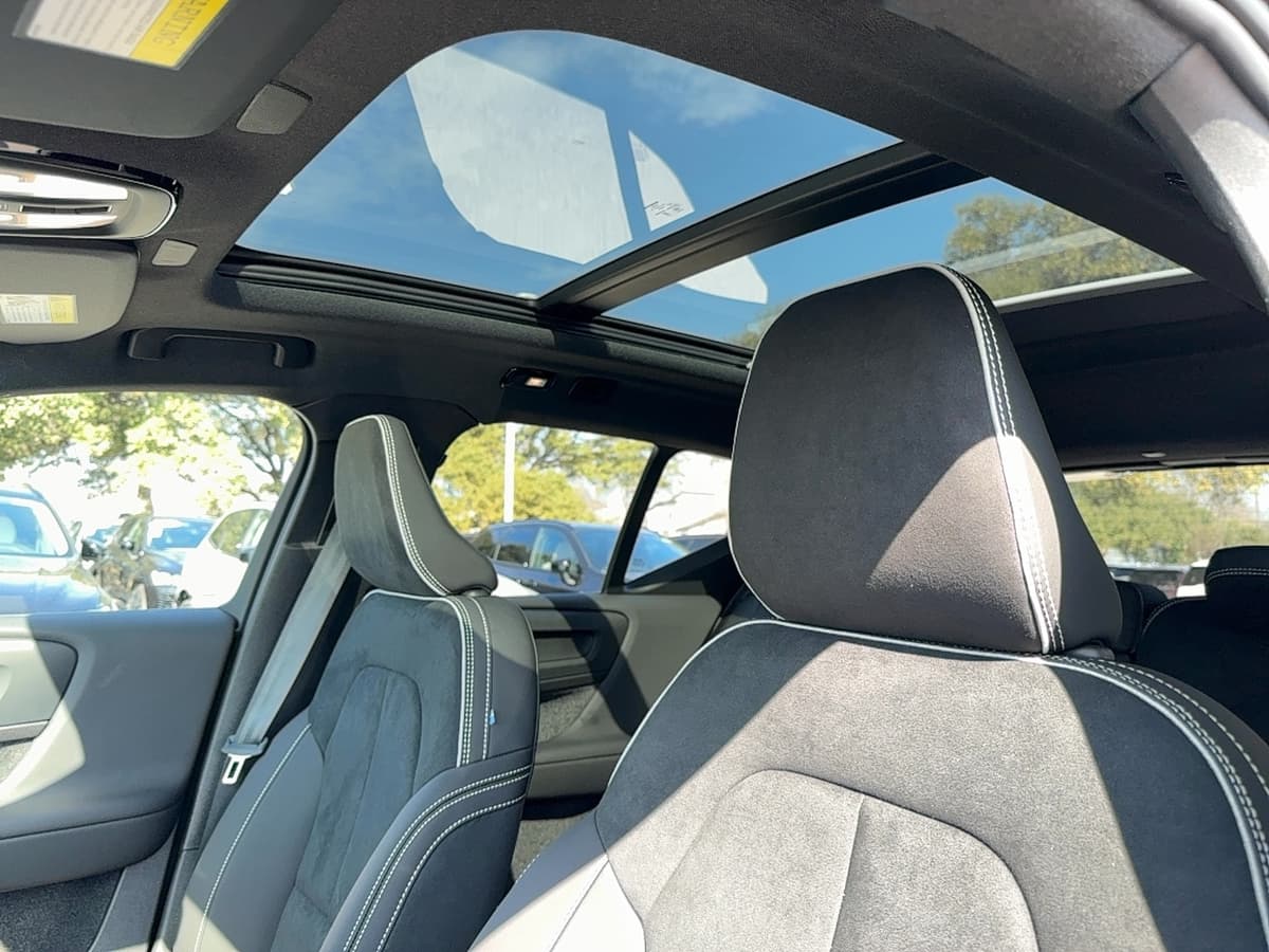 2026 Volvo XC40 - Image 12