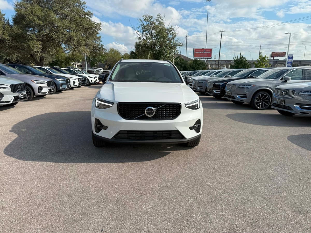 2026 Volvo XC40 - Image 9