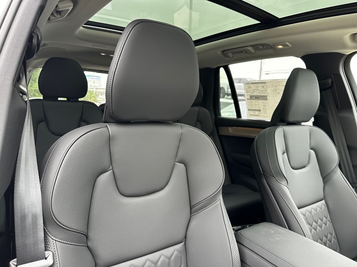 2025 Volvo XC90 plug-in hybrid - Image 9