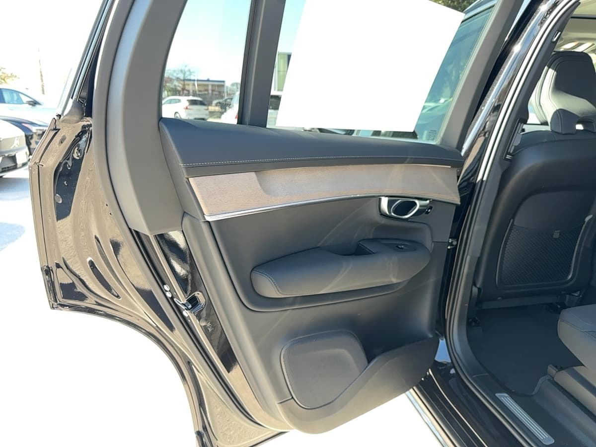 2026 Volvo XC90 - Image 13