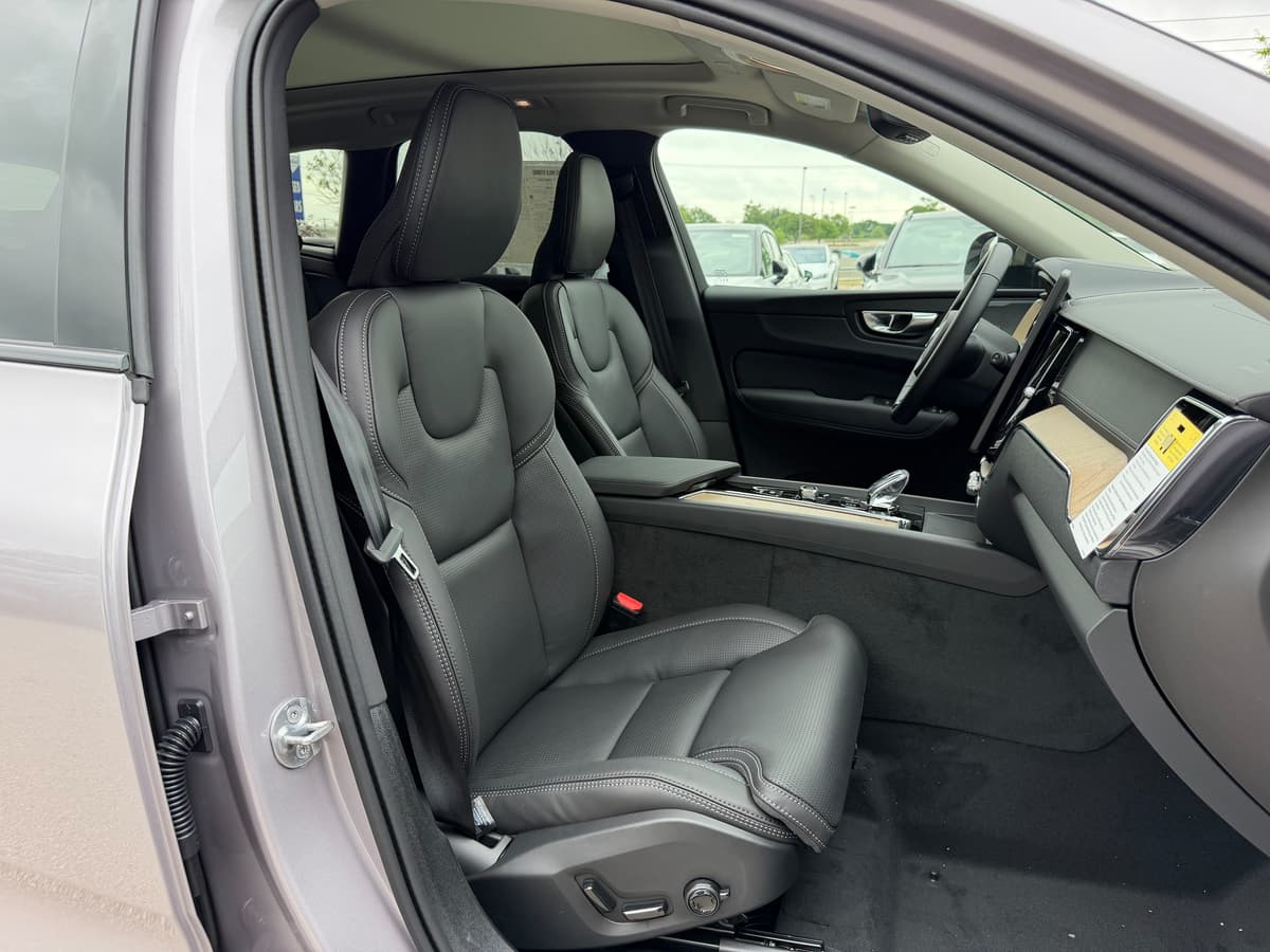 2026 Volvo XC60 - Image 8
