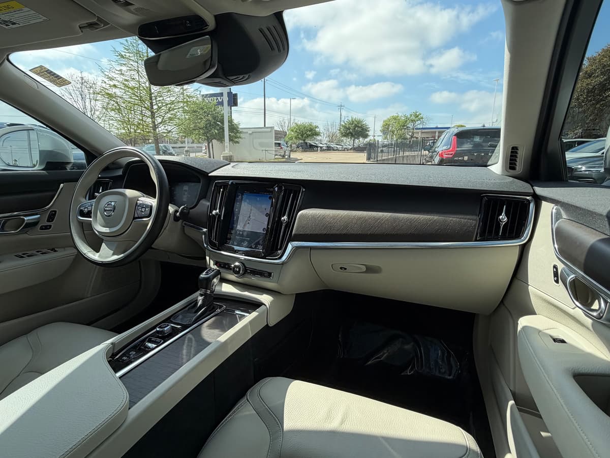 2018 Volvo V90 Cross Country - Image 12