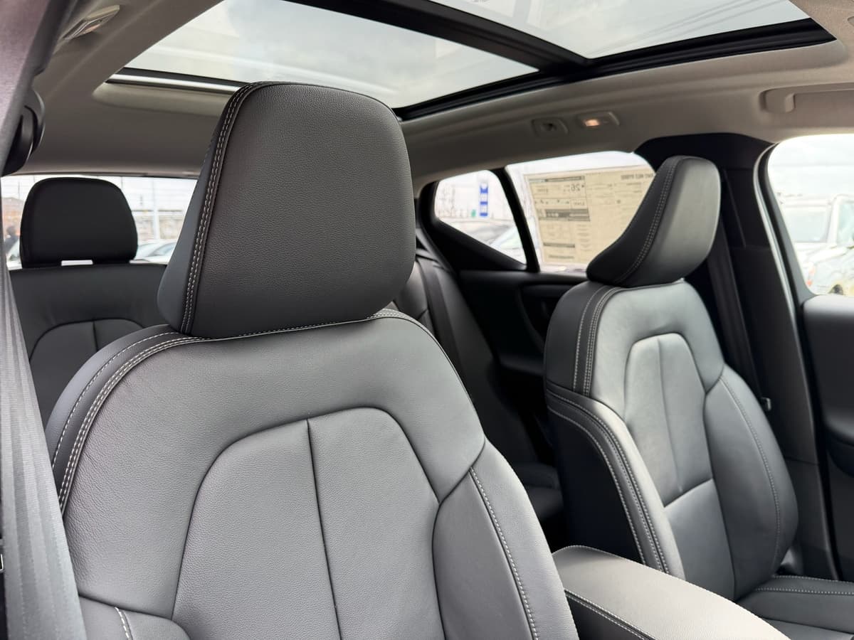 2026 Volvo XC40 - Image 9