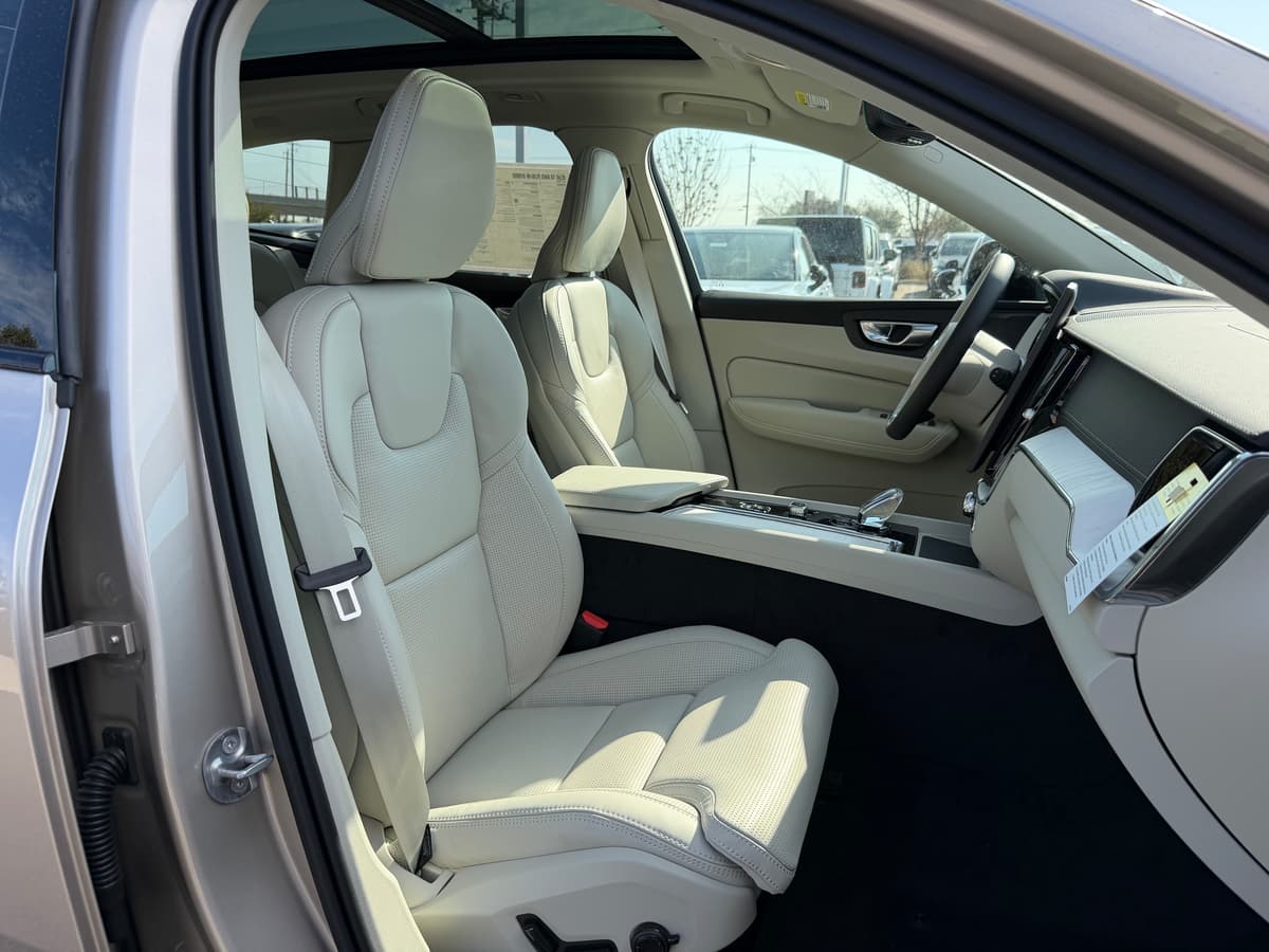 2026 Volvo XC60 plug-in hybrid - Image 8