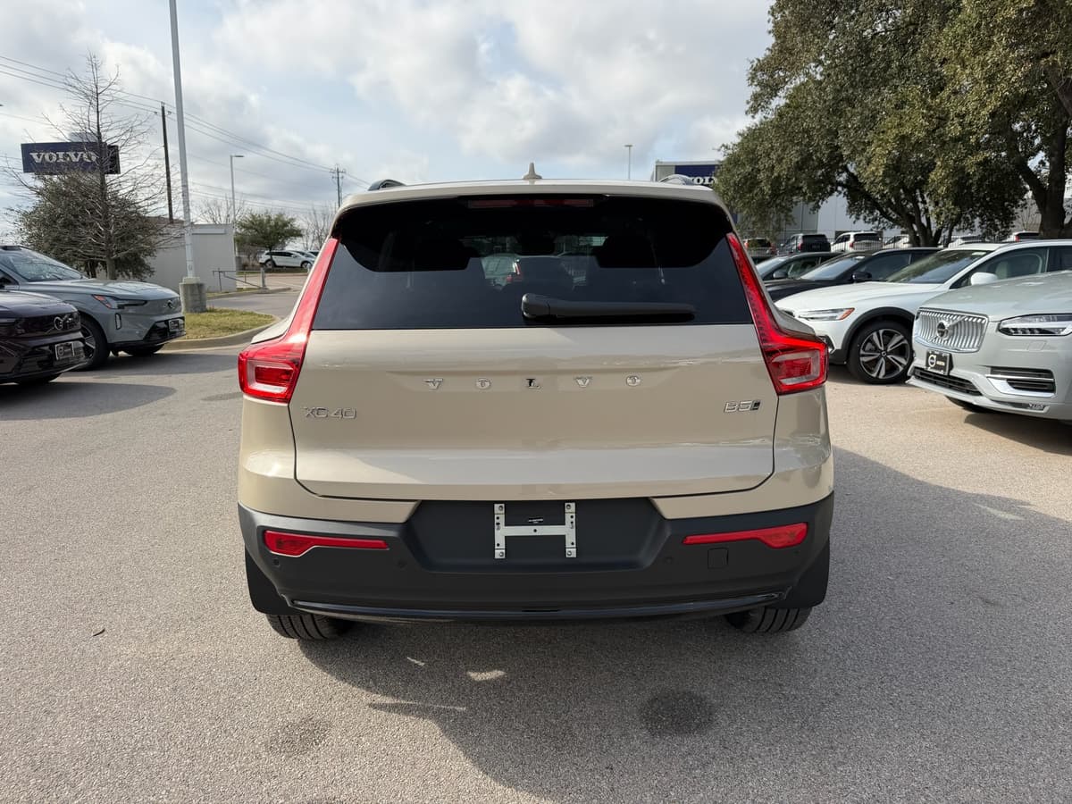 2026 Volvo XC40 - Image 5