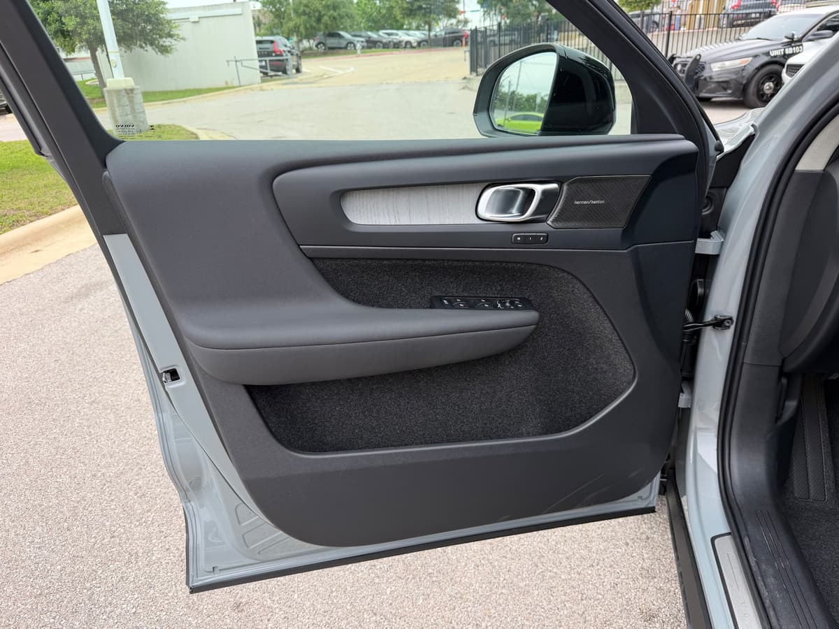 2026 Volvo XC40 - Image 16