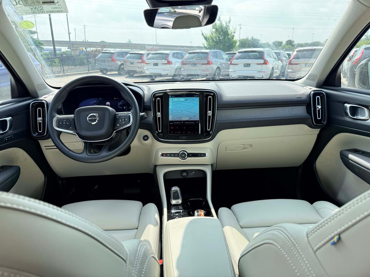 2026 Volvo XC40 - Image 13