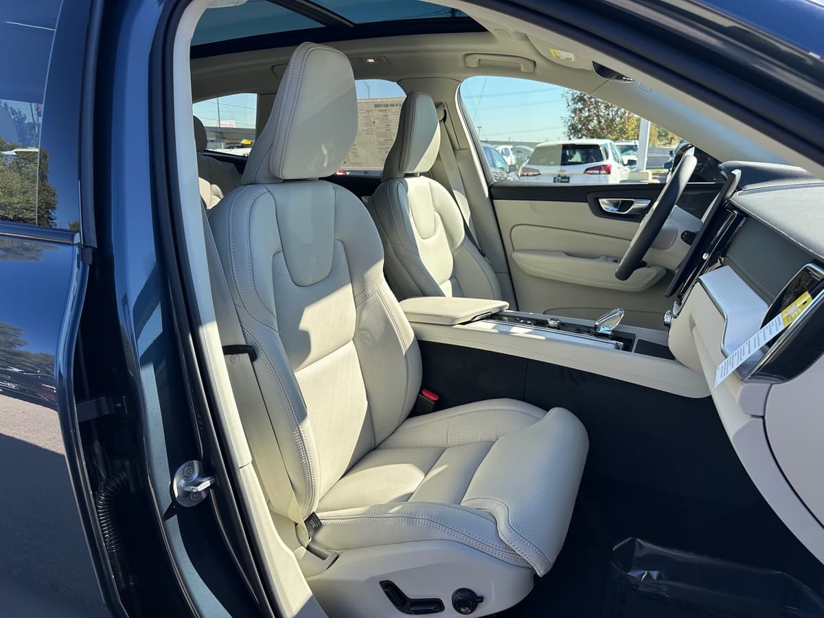 2026 Volvo XC60 - Image 8