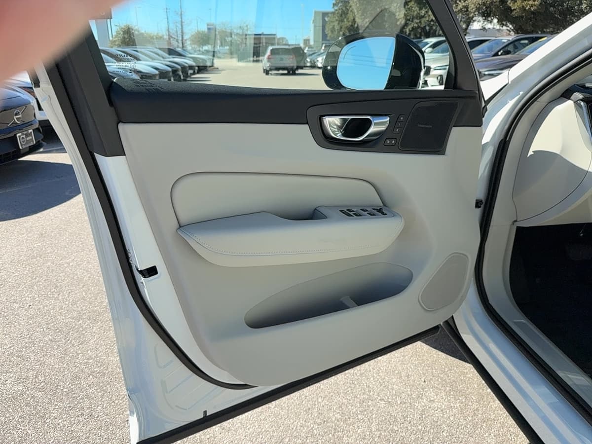 2026 Volvo XC60 - Image 10