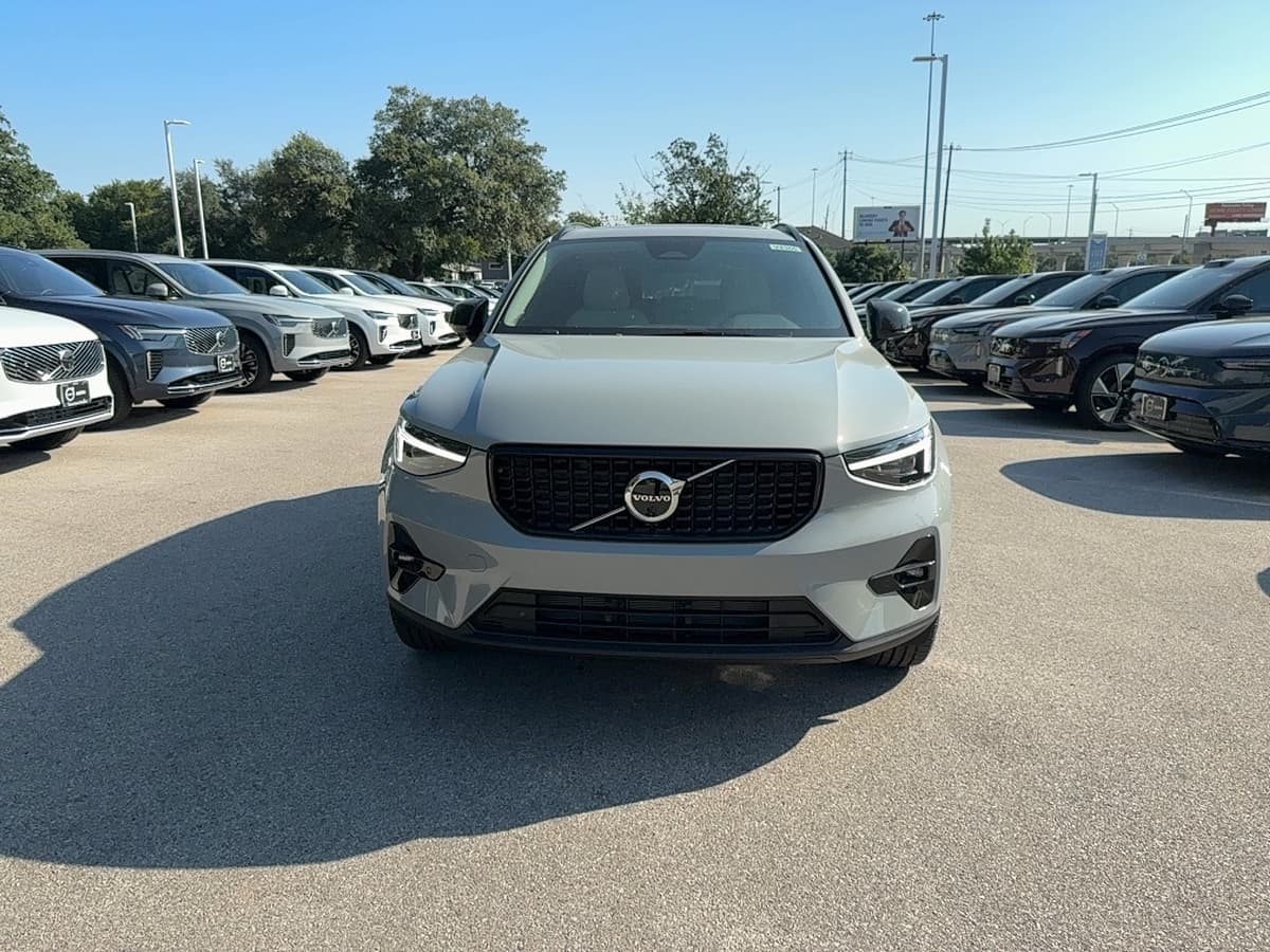 2026 Volvo XC40 - Image 8