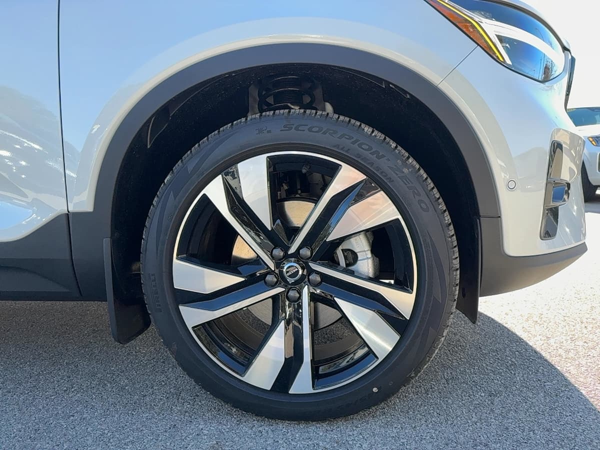 2026 Volvo XC40 - Image 9