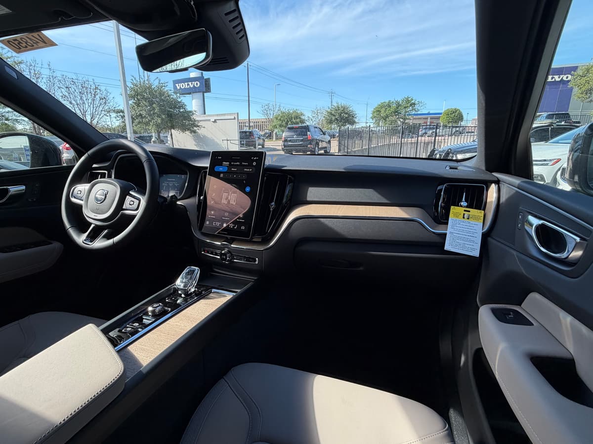 2026 Volvo XC60 plug-in hybrid - Image 10