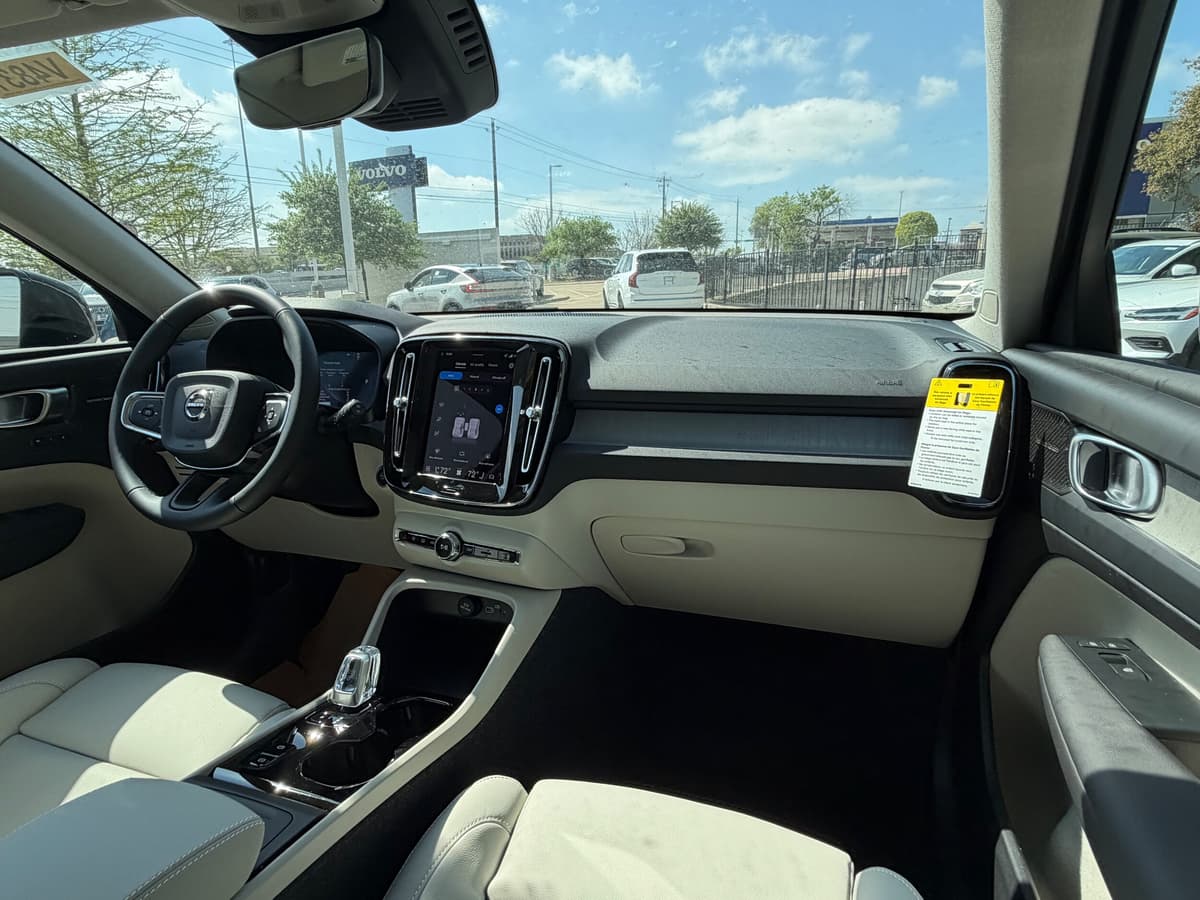 2026 Volvo XC40 - Image 10