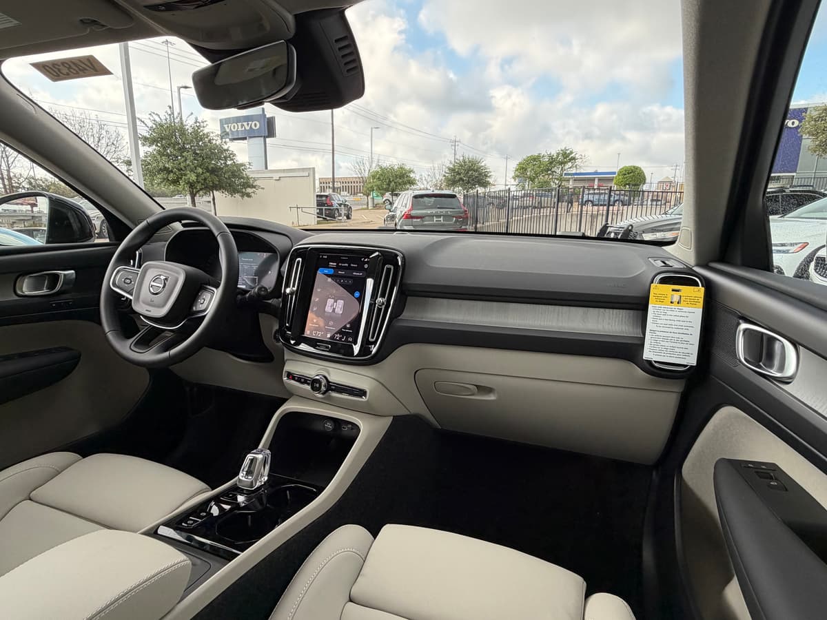 2026 Volvo XC40 - Image 10