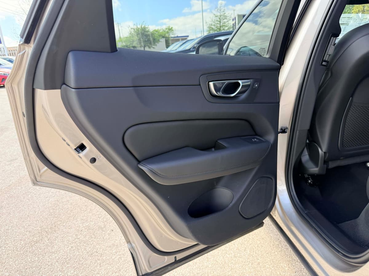 2025 Volvo XC60 - Image 14