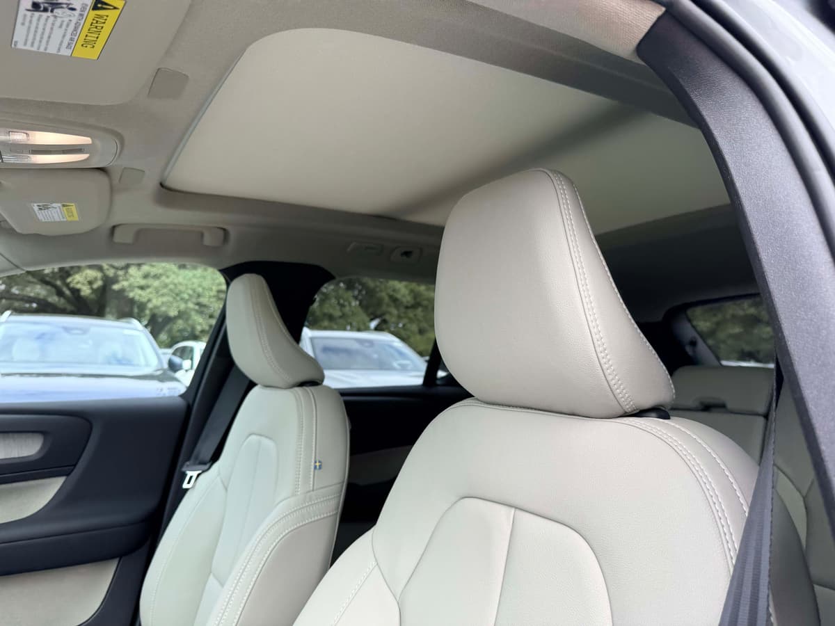 2026 Volvo XC40 - Image 13