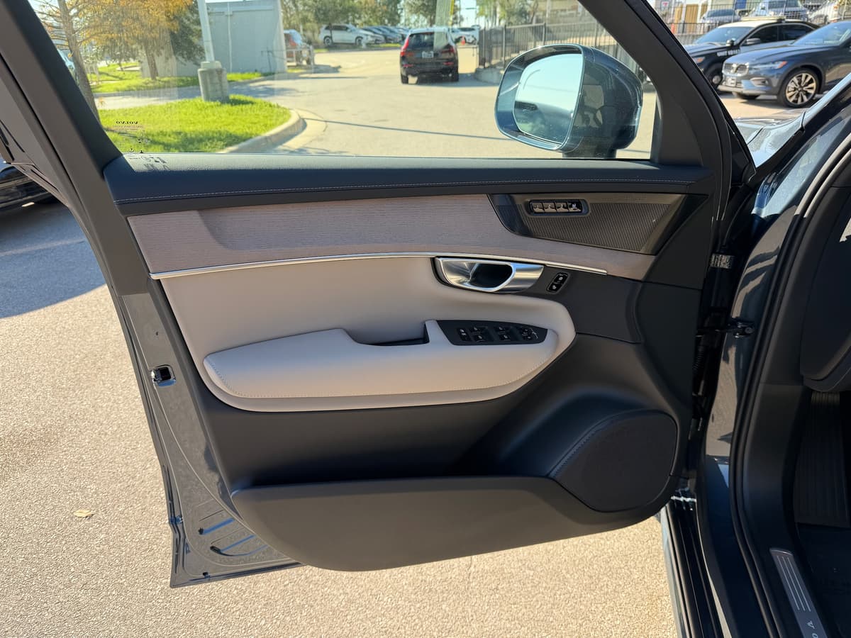 2026 Volvo XC90 plug-in hybrid - Image 17