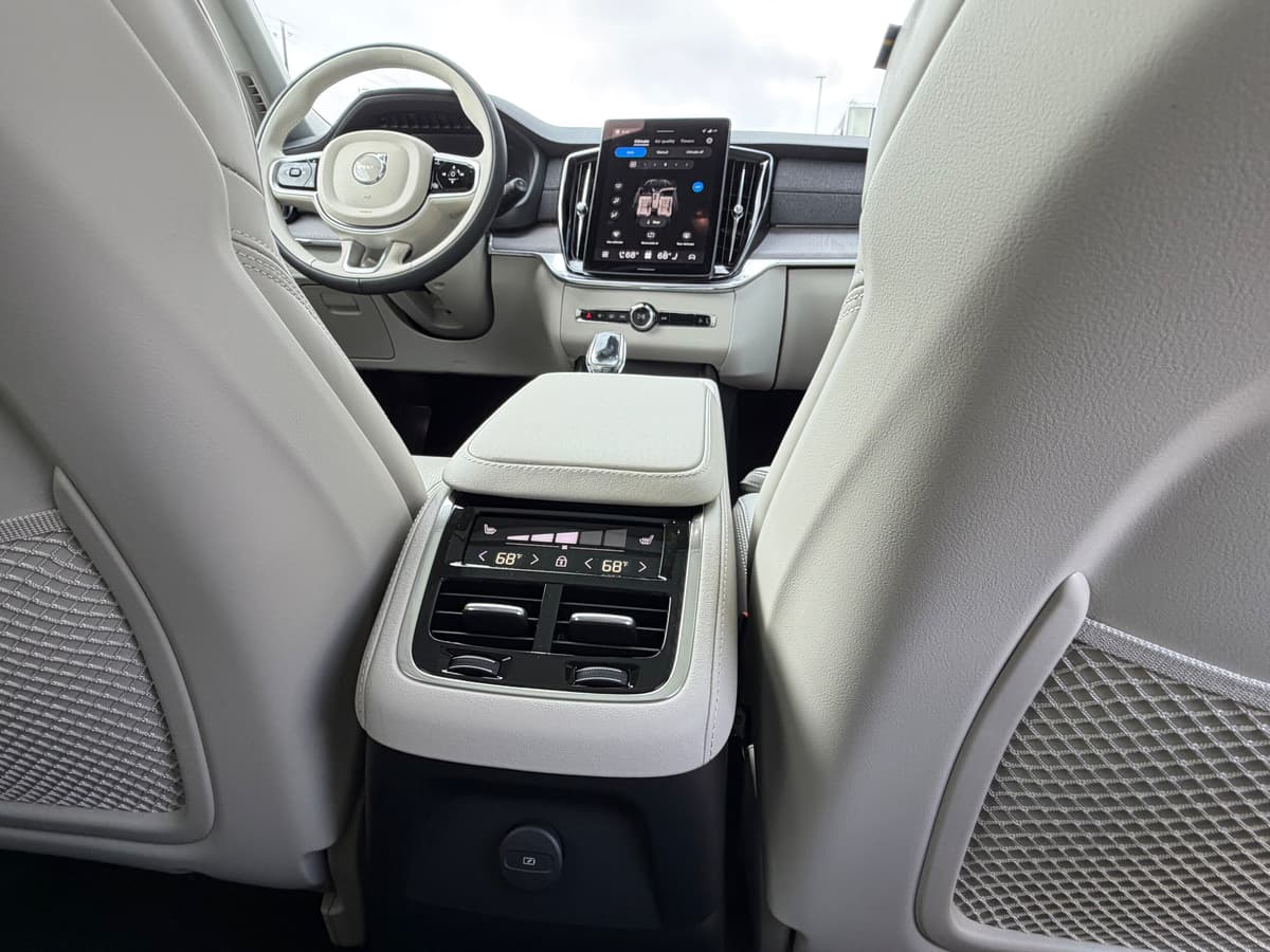 2026 Volvo XC90 plug-in hybrid - Image 12