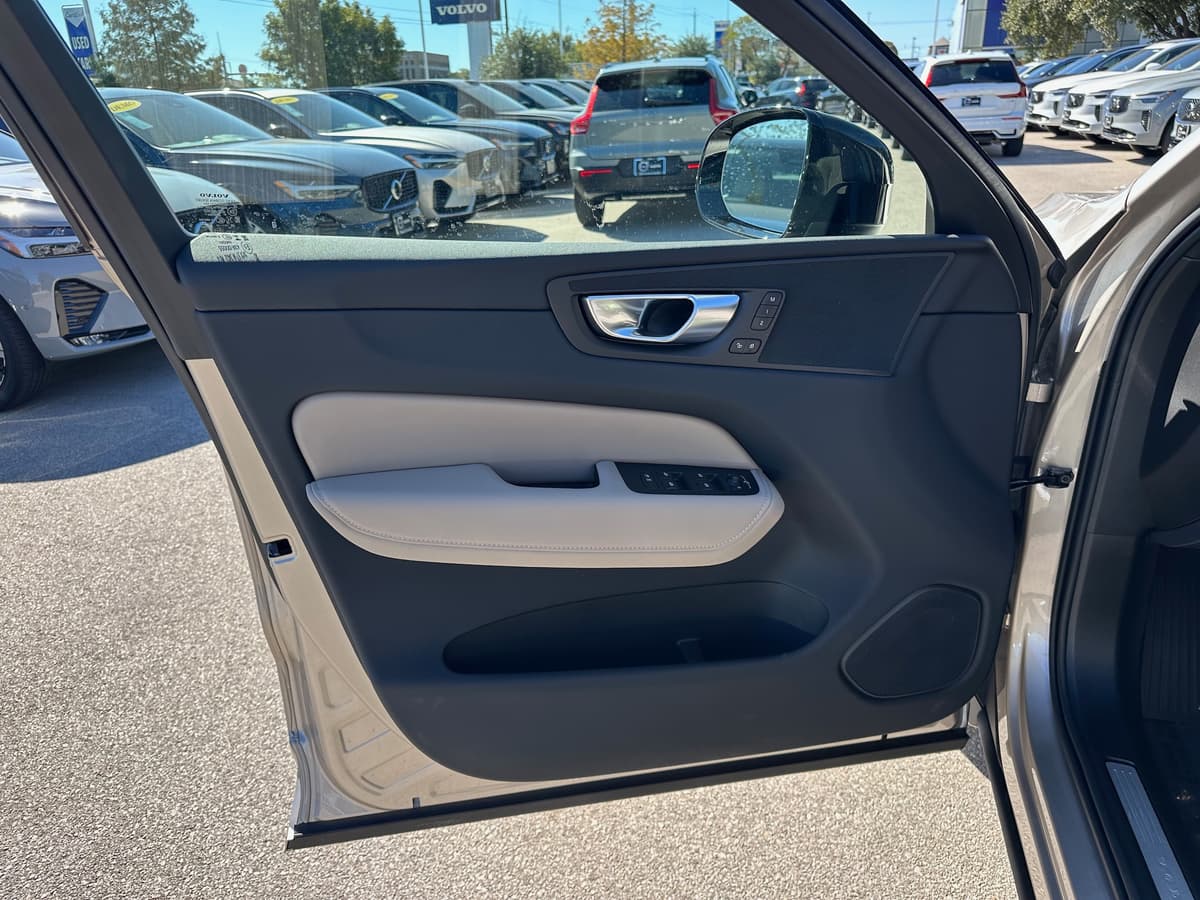 2026 Volvo XC60 - Image 16