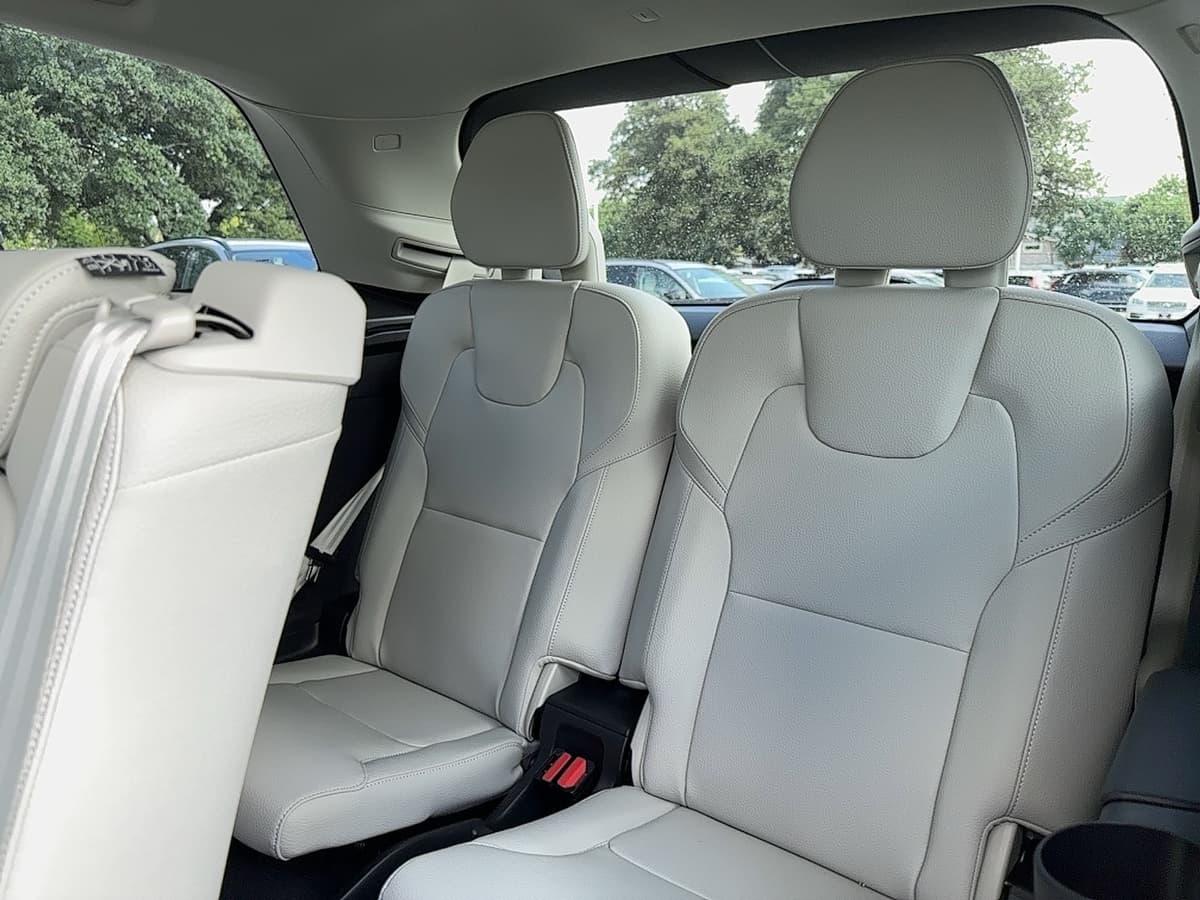 2025 Volvo XC90 plug-in hybrid - Image 17