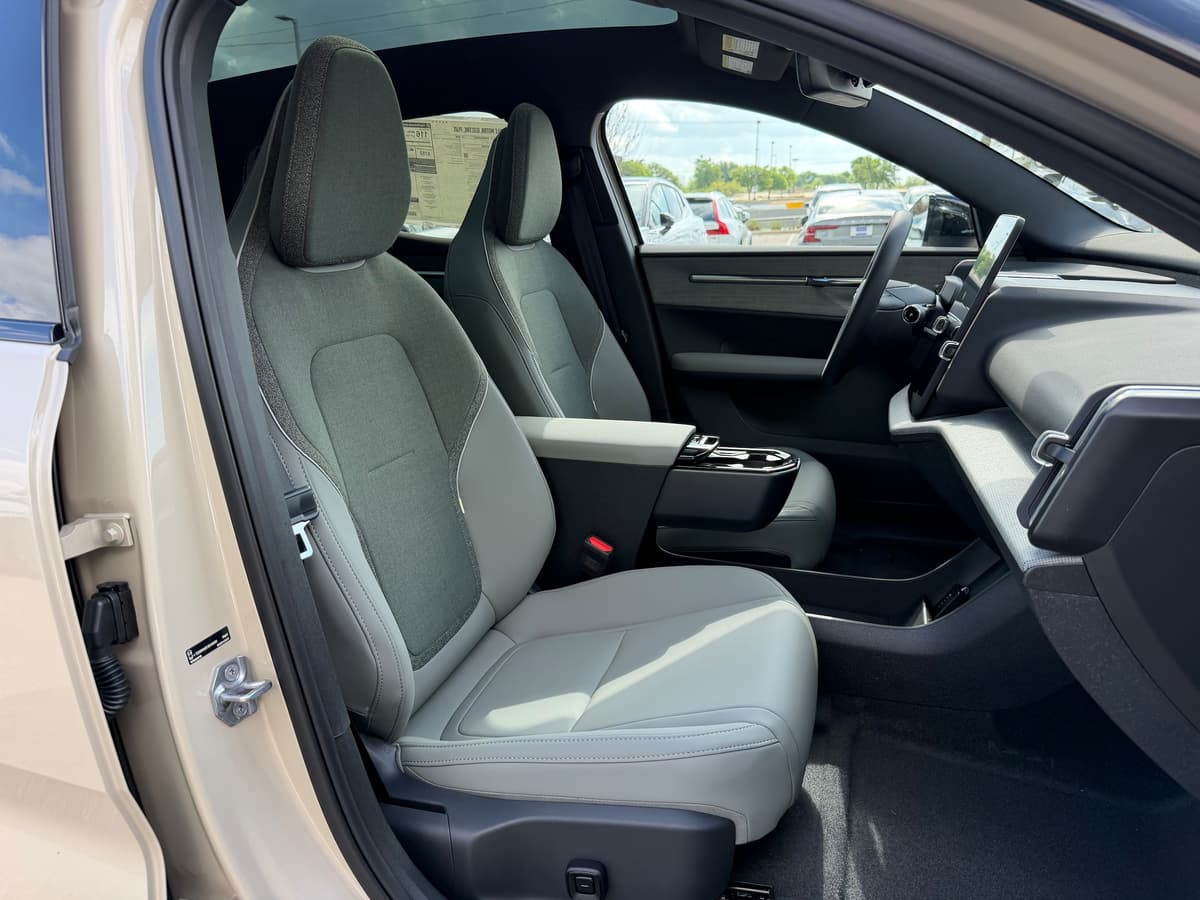 2026 Volvo EX30 - Image 8