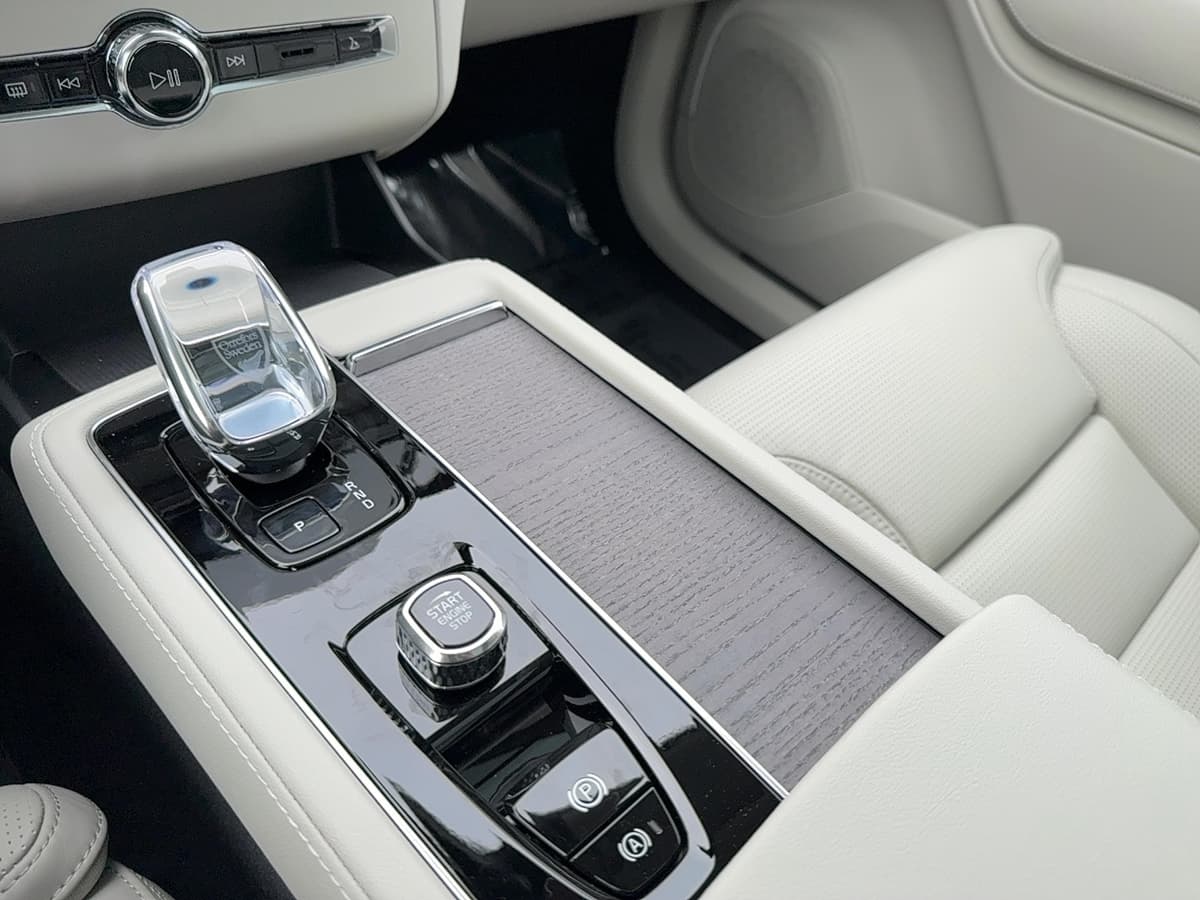 2026 Volvo XC90 plug-in hybrid - Image 22