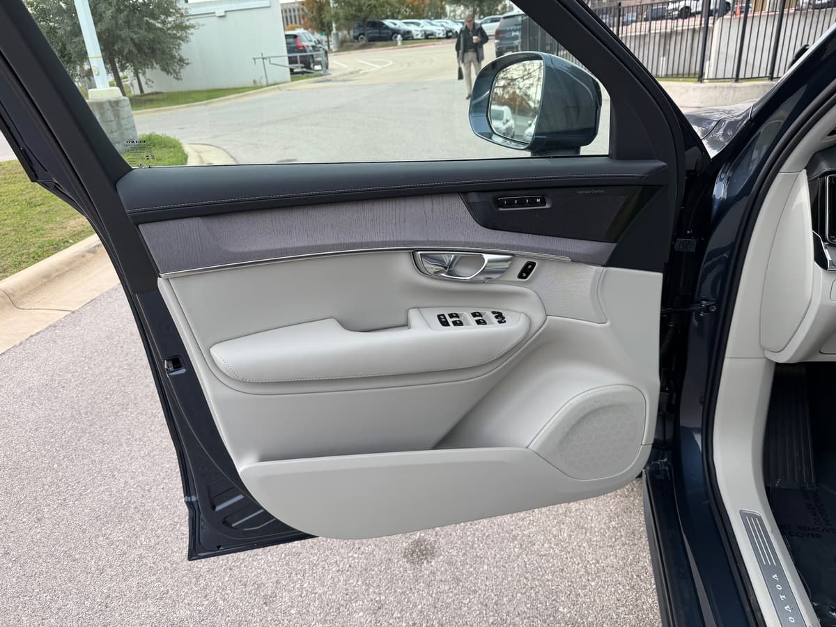 2026 Volvo XC90 plug-in hybrid - Image 17