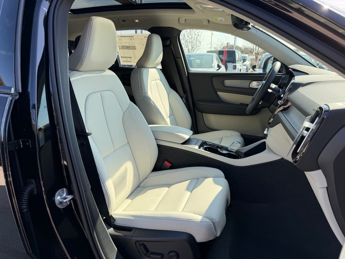 2026 Volvo XC40 - Image 8