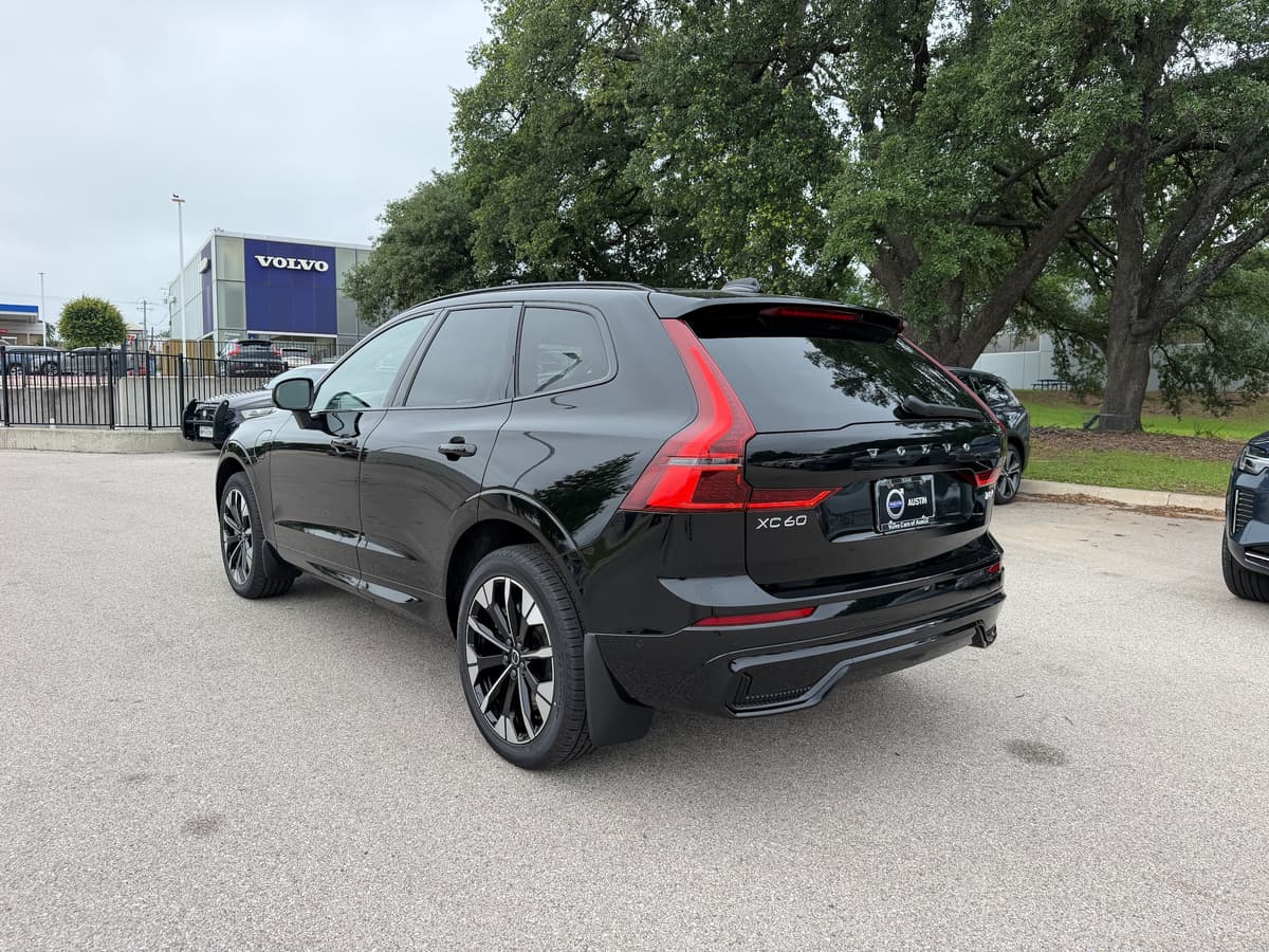2026 Volvo XC60 plug-in hybrid - Image 3