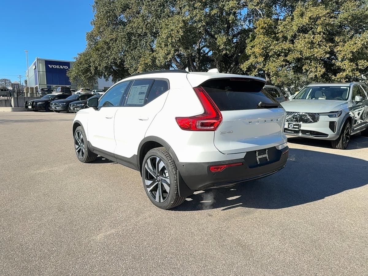 2026 Volvo XC40 - Image 4