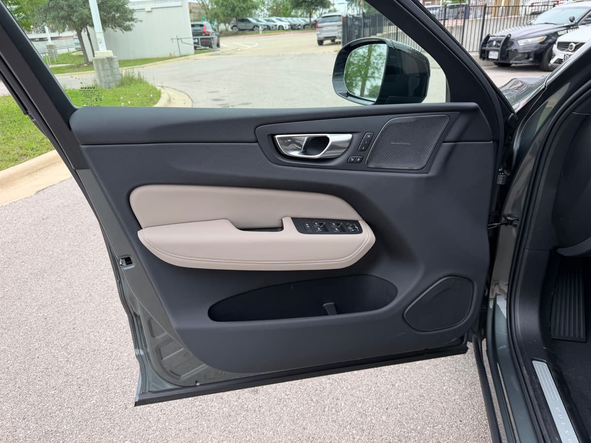 2026 Volvo XC60 plug-in hybrid - Image 17