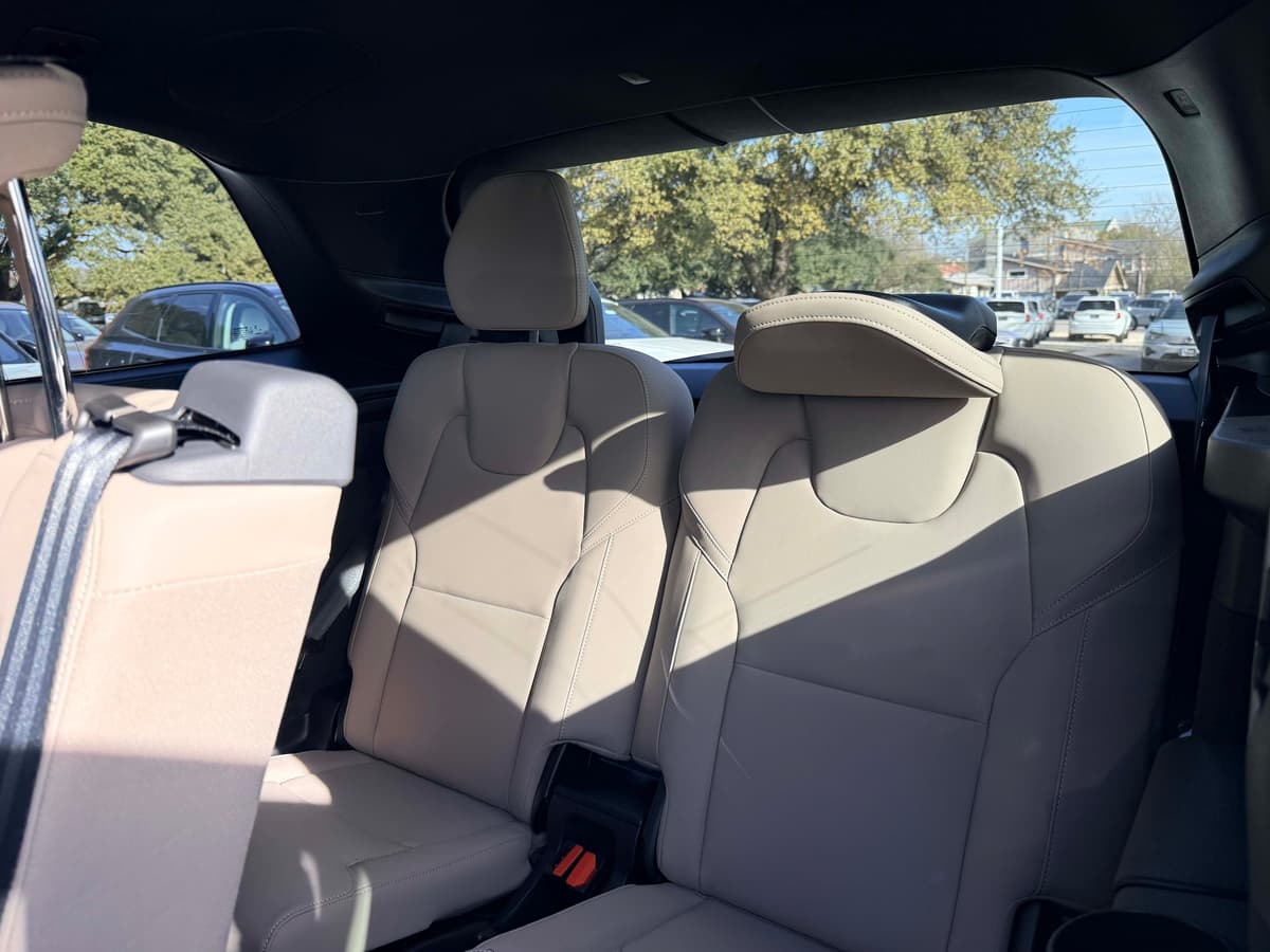 2026 Volvo XC90 plug-in hybrid - Image 16