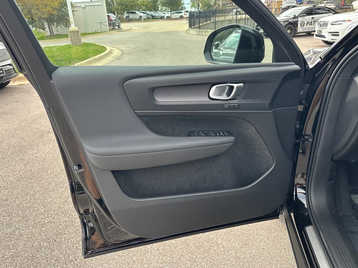 2026 Volvo EX40 - Image 16