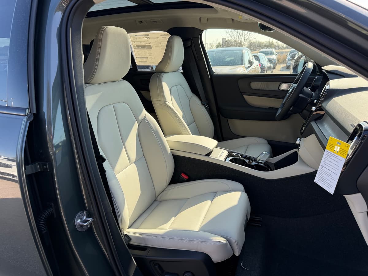 2026 Volvo XC40 - Image 8