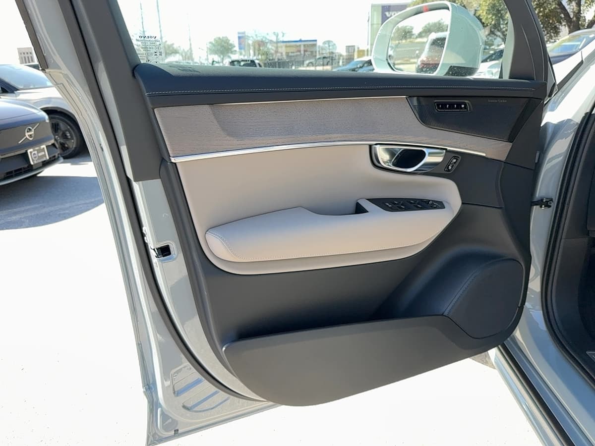 2026 Volvo XC90 plug-in hybrid - Image 10