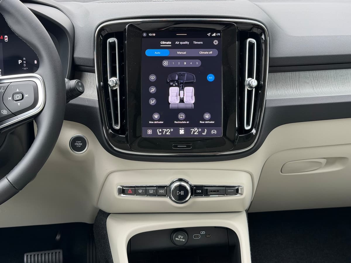 2026 Volvo XC40 - Image 11
