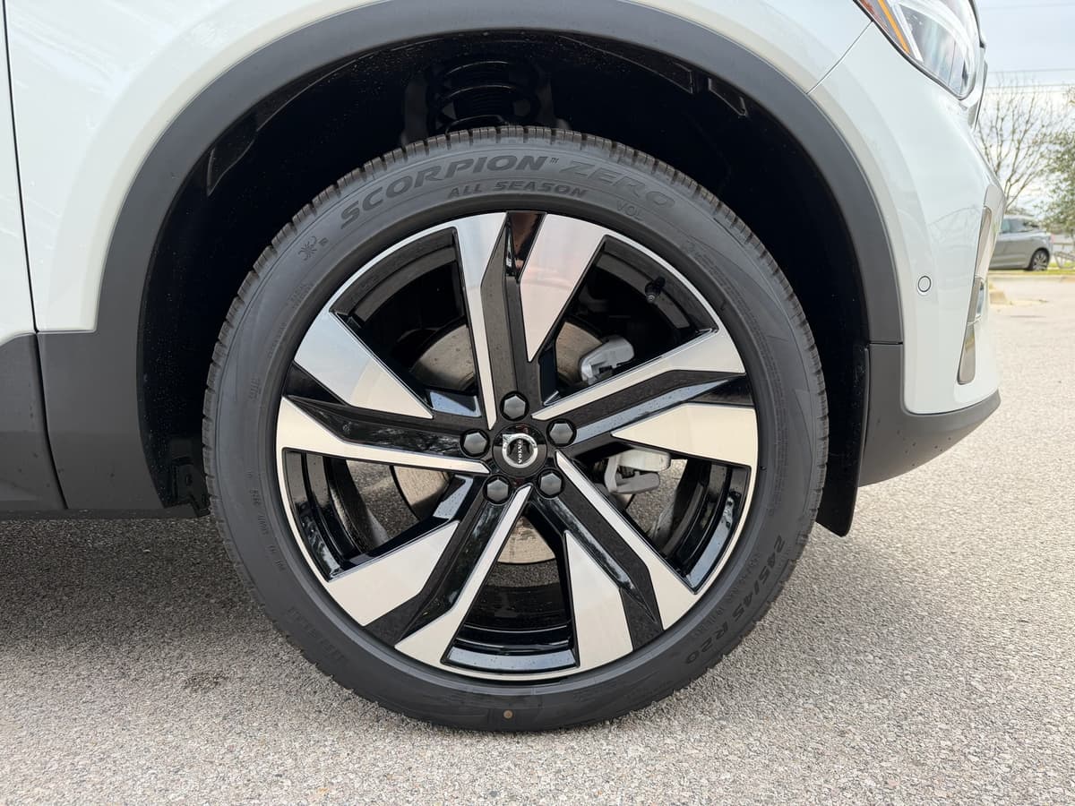 2026 Volvo XC40 - Image 7