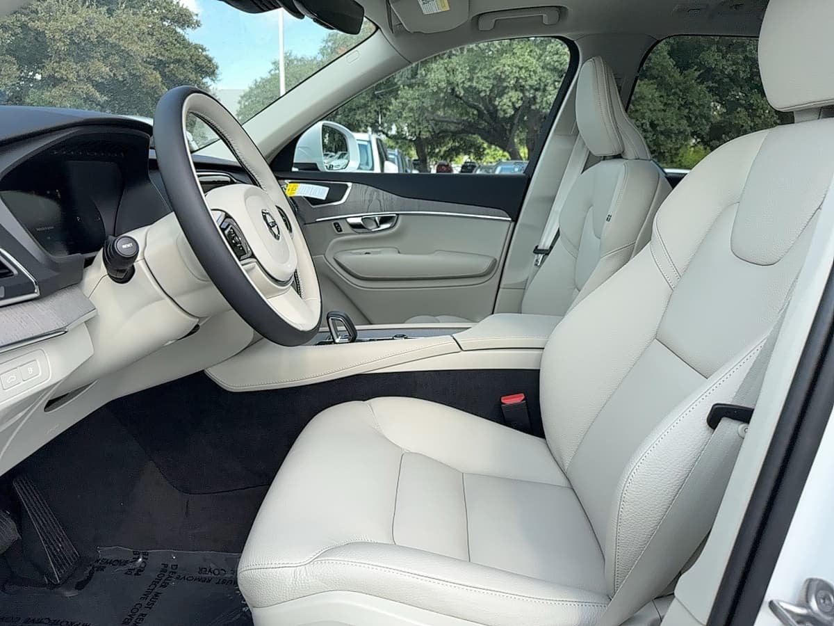 2025 Volvo XC90 plug-in hybrid - Image 13