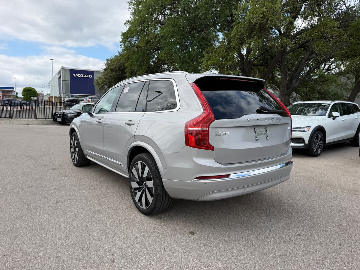 2024 Volvo XC90 plug-in hybrid - Image 4