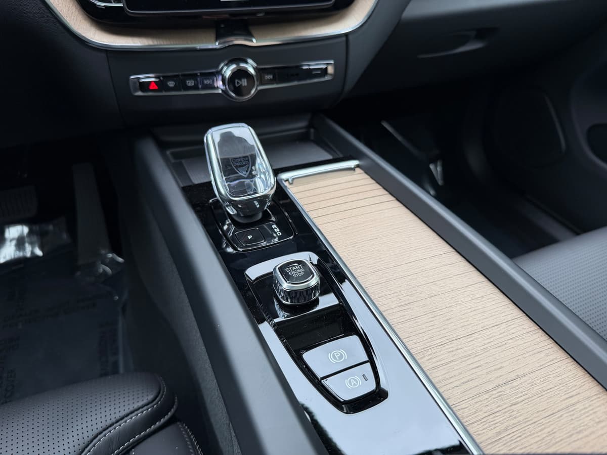 2026 Volvo XC60 - Image 13