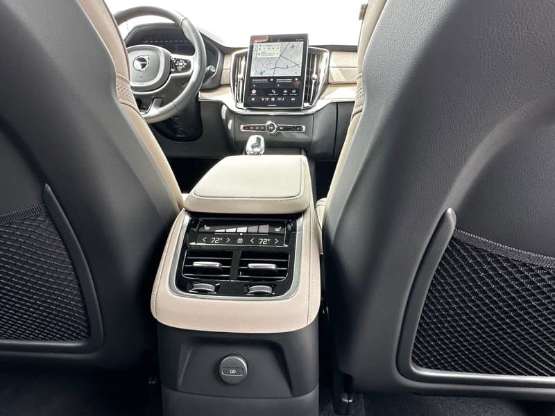 2025 Volvo XC90 plug-in hybrid - Image 12