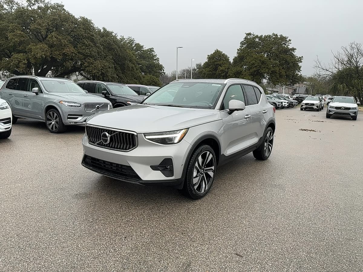 2025 Volvo XC40 - Image 2