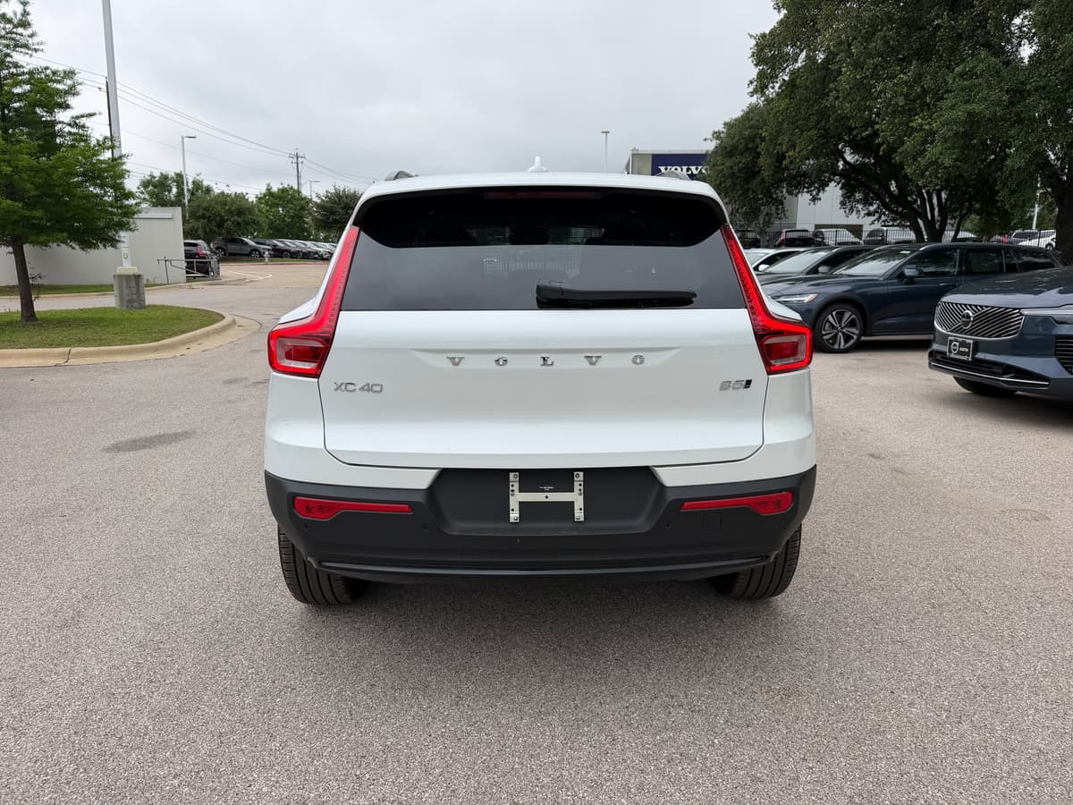 2026 Volvo XC40 - Image 4