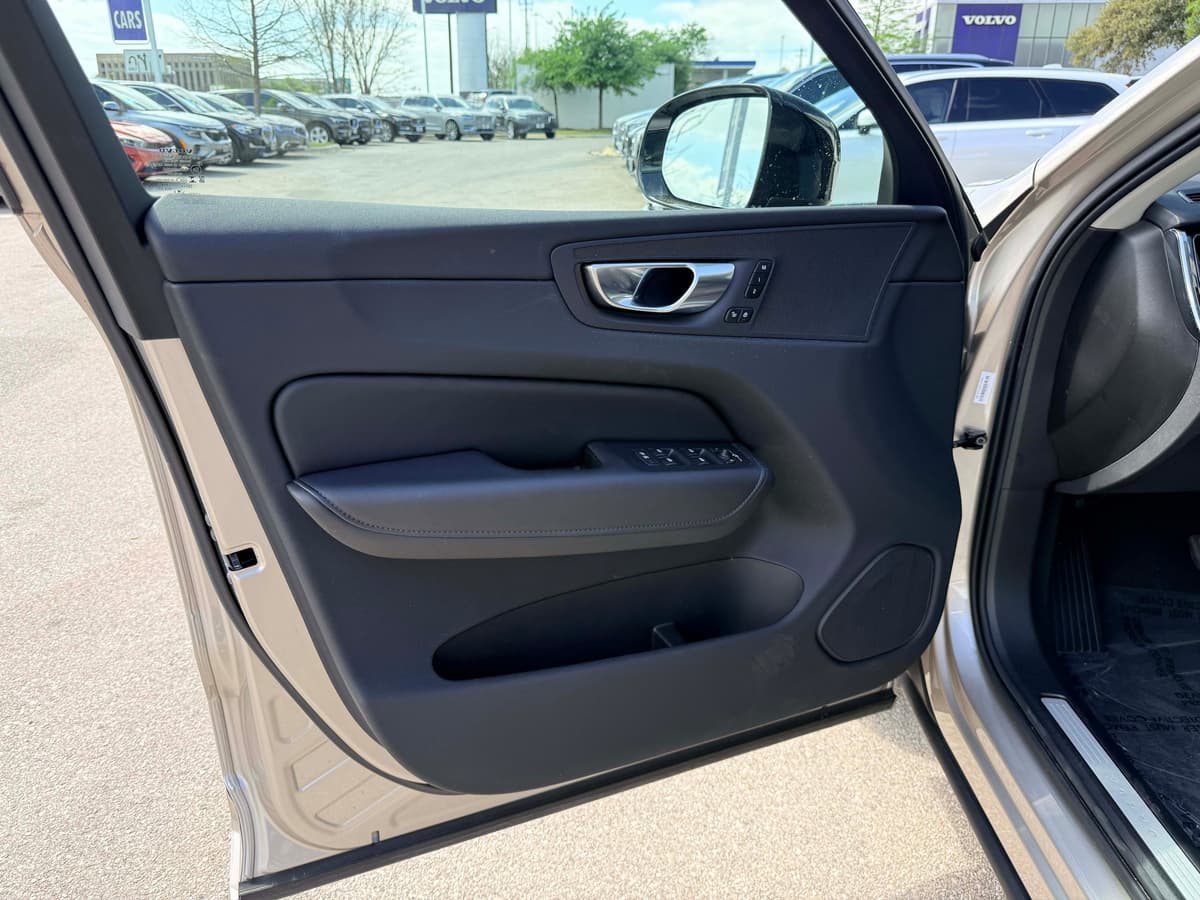 2025 Volvo XC60 - Image 10